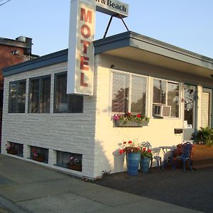 Town & Beach Motel